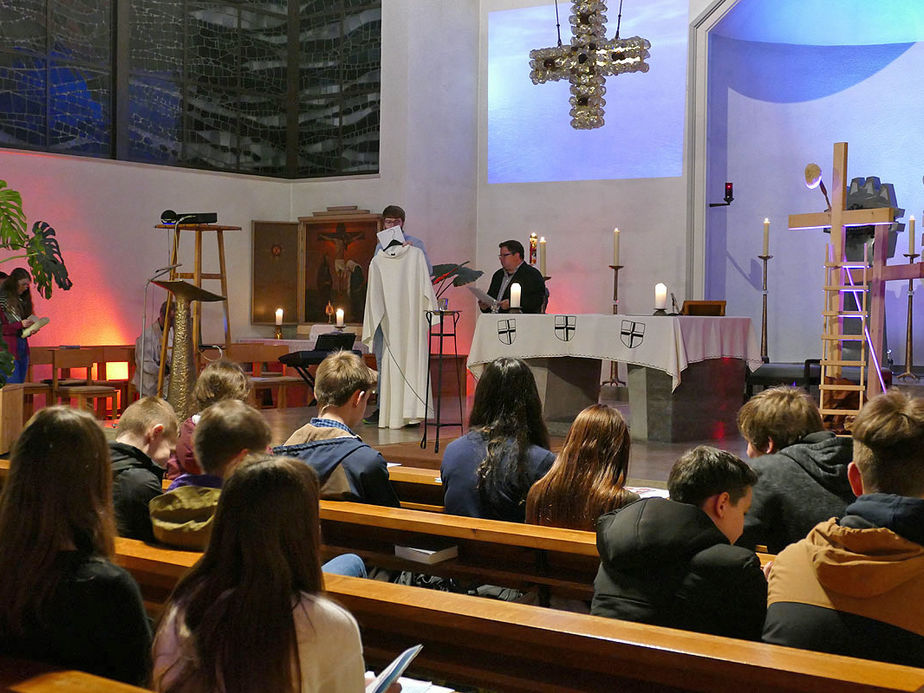 Firmvorbereitung mit Tauferinnerungsgottesdienst in St. Maria, Wolfhagen (Foto: Karl-Franz Thiede)